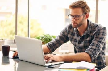 un homme gère ses documents en ligne