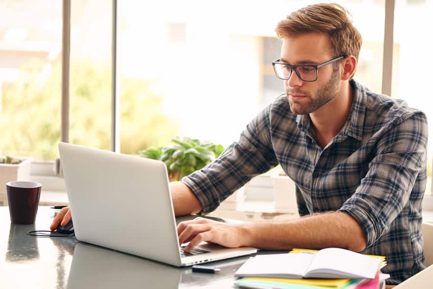 un homme gère ses documents en ligne